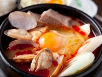3日間もじっくり煮込んだオリジナル牛骨スープが決め手。具沢山でアツアツです。ライス、漬物付。