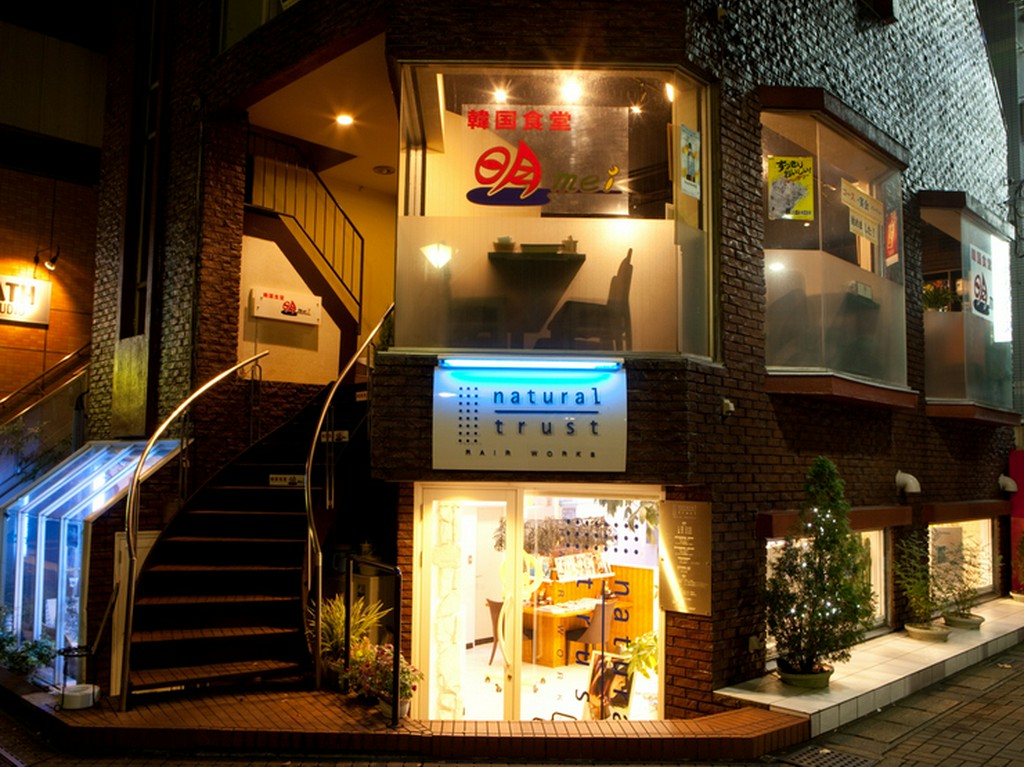 千葉大学の正門前、中二階にあるお店です