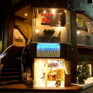 千葉大学の正門前のレンガ造りのビルで、場所がわかりやすく待ち合わせにも便利です。