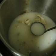 3日間じっくり火を通して煮込んだオリジナル牛骨スープは、常に濃い味を保てるよう毎日気を配っています。あっさりながらもコクがあり、飽きのこないまろやかな深みのあるスープです。様々な料理に使っています。