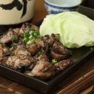 歯応えのある地鶏を、炎で黒くいぶした、宮崎の郷土料理です。ゆず胡椒か、オリジナルのタレで。
