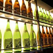 多くの人に愛される『八海山』は、清酒は吟醸酒の品質を、吟醸酒は大吟醸の品質を、大吟醸は毎年変わらず最高品質のものを目指してつくられています。飲みやすくて、料理にも合わせやすい日本酒です。
