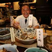 名古屋・東急ホテル内の「なだ万」など、複数の有名店で修業を重ねたベテラン料理人がメインとなって、お酒にぴったりの和食を提供します。お料理には、一つひとつ吟味された食材が使われています。