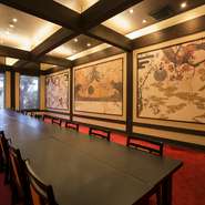 赤い絨毯に太い梁、畳のお部屋にテーブル席など、9部屋ある部屋はすべて違う内装でしつらえられています。雰囲気の違うお部屋をお楽しみいただけます。