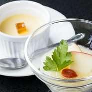 定番の『冠着醤油のプリン』と信州の季節の果物を使ったスイーツがセットで楽しめます。料理だけでなく、最後のスイーツまで満足できるお店です。