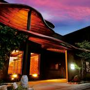 創業180年の老舗料亭ならではの店構えはさすがです。『信州プレミアム牛のサーロインステーキ　旬のフルーツ添え』など伝統の枠にとらわれない料理は、目も舌も満足出来る味。