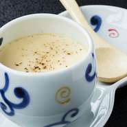 神尾養鶏のこだわり卵と自慢の出汁、チェダーチーズの味もプラスした味わい深い一品。