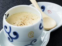 神尾養鶏のこだわり卵と自慢の出汁、チェダーチーズの味もプラスした味わい深い一品。