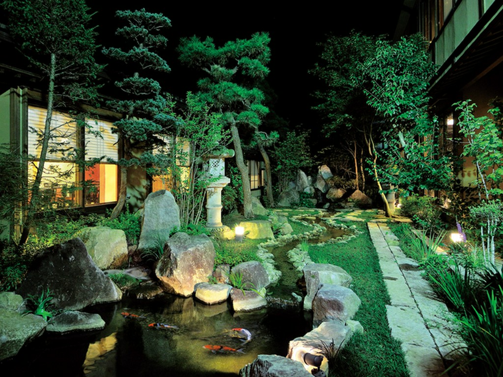 窓の外には別世界のようなしっとりとした庭園