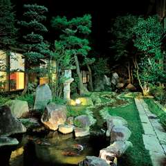 窓の外には別世界のようなしっとりとした庭園