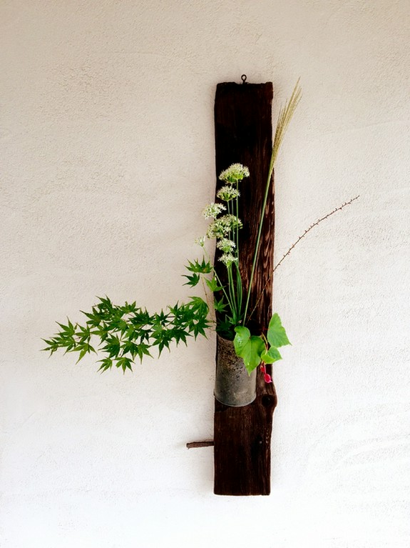 入口には季節の草花を。