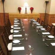 会社の集まりや会議など、食事をしながらも進めることができる落ち着いた個室。商談や打ち合わせの後、ホールでのランチやディナーもスムーズに移動することができます。
