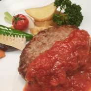 ハンバーグは3種類のソースからお選びいただけます。
【デミグラス、完熟トマト、おろしポン酢】
※写真は完熟トマトです。