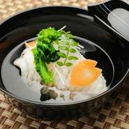 4つに仕切られた半個室、20名までの掘りごたつ式の個室、6名用・8名用の個室を完備。用途や人数に合わせて利用できます。プライベート空間が確保され、落ち着いた雰囲気のなかでゆったりと食事できます。