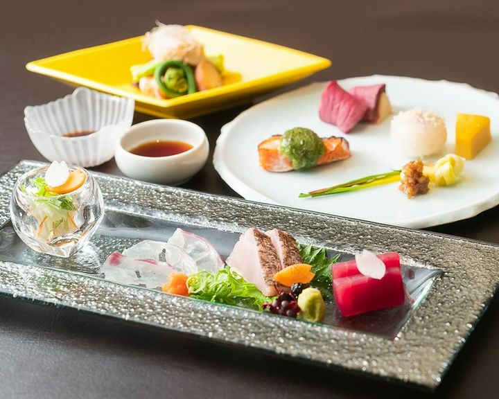 四季折々の旬の食材を使った、色彩豊かで見た目も美しい会席料理
