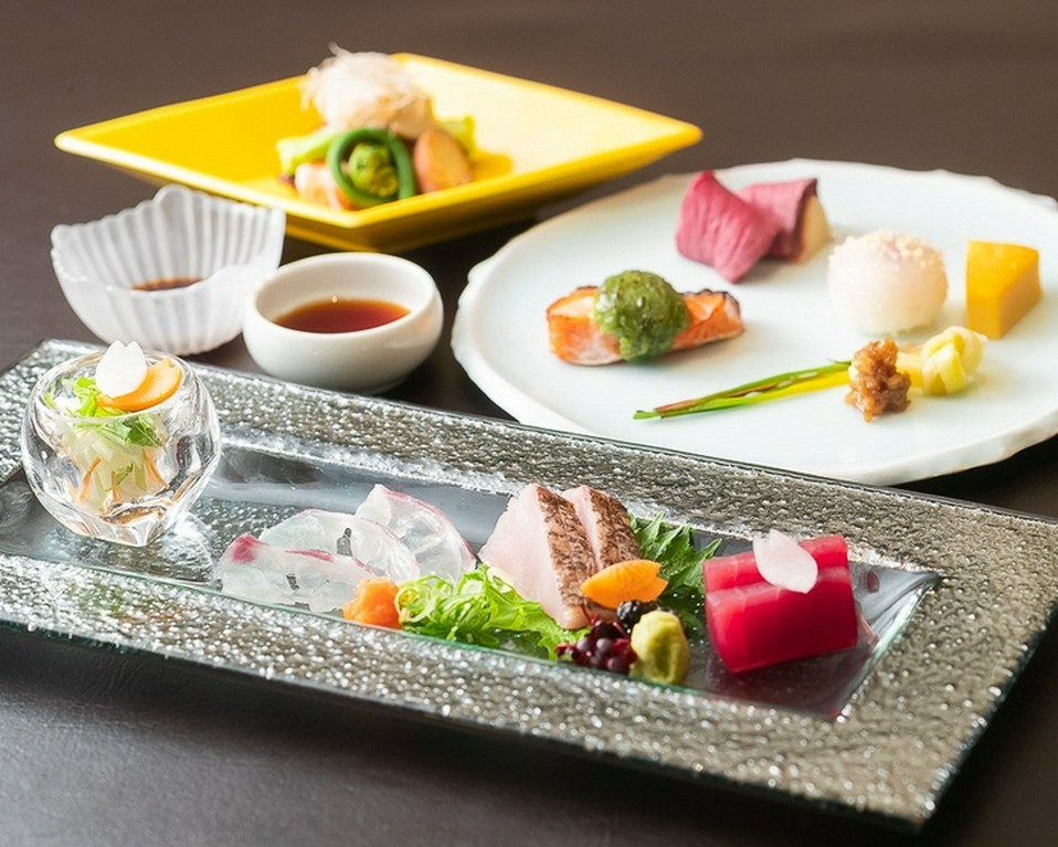 四季折々の旬の食材を使った、色彩豊かで見た目も美しい会席料理