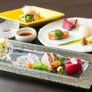 季節ごとの旬の食材の粋を追及したおもてなしは、お腹も心も満たしてくれます。春の瀬戸内でとれる鯛、蛸、アナゴは特にオススメです。色鮮やかな春の会席料理には味わっていただきたい食材が勢ぞろいしています。