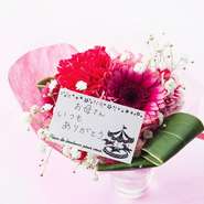 落ち着いた個室空間で大切な時間を優雅に彩ります。プチブーケプレゼントのサービス特典あり。予約時にお申し付けるとサプライズ等にご協力してくれます。