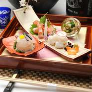 平日のランチタイムは女性グループ、夜はサラリーマンの接待で人気のお店。休日は慶弔等の特別記念日などに家族や親族が食事するのもおすすめです。何度訪れても毎回新しい発見があり料理の趣向が工夫されています。
