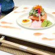 個室が完備されているので、デートにもオススメです。二人の門出を祝う結納や家族の顔合わせにも最適。ゆったりとした空間で、旬の光る会席料理をいただくシチュエーションは、二人の絆を深めること間違いなしです。