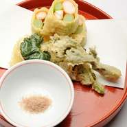 新幹線・在来線の停車する西明石駅から徒歩3分という好立地にあるキャッスルプラザの地下にあるお店です。旬の食材を扱った和食会席で、真心こめておもてなし。落ち着いた空間は、旅の疲れも癒してくれます。