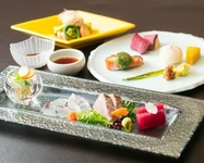 月替わりで献立が変わる料理長のおすすめ会席
前菜/椀物/造り/焼物/合肴/進肴/止鉢/飯物//水物