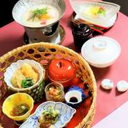 先附　造り　焼物　揚物　小鍋　飯物　果物　
詳しくはコースメニューの<ランチ>季節御膳をご覧ください。