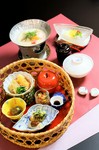 先附 造り 焼物 揚物 小鍋 飯物 果物
詳しくはコースメニューの<ランチ>季節御膳をご覧ください。