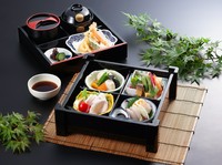 季節の旬魚菜あれこれと 玉手箱のように詰め込んだ昼御膳の逸品