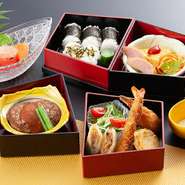 洋食　ハンバーグ・蟹爪フライ・オムレツ・おにぎり
和食　焼物・炊き合わせ・天婦羅・おにぎり

どちらもデザートがついております。
※写真は洋食です。