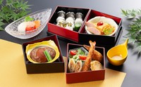 洋食 ハンバーグ・蟹爪フライ・オムレツ・おにぎり
和食 焼物・炊き合わせ・天婦羅・おにぎり
どちらもデザートがついております。
※写真は洋食です。