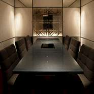 気心知れたお友達や家族でのお食事はいかがでしょうか。個室をご用意しているので、法事や結納などの慶弔行事や記念日などにもおすすめ。また会社の接待などおもてなしの場にもぜひご利用くださいませ。