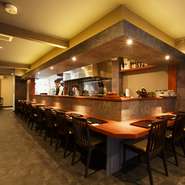 カウンター12席、テーブル6席の落ち着いた日本料理屋。素材にこだわり、丁寧な手仕事による美しい料理の数々に、開店当初から常連客が多い人気店です。