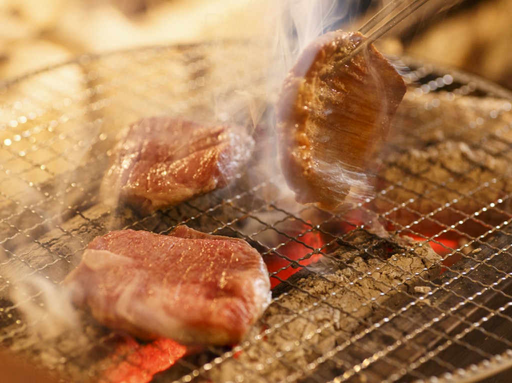 炭火で焼く『県産牛タン焼』は厚切りで柔らかくジューシー