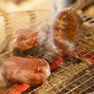 牛タンの中でも一番上質な部位であるタン元を、炭火で焼いている『県産牛タン焼』は、脂がのっていて絶品。