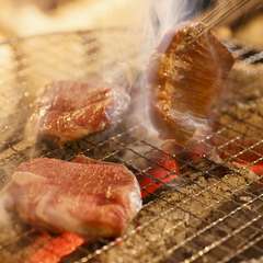 炭火で焼く『県産牛タン焼』は厚切りで柔らかくジューシー