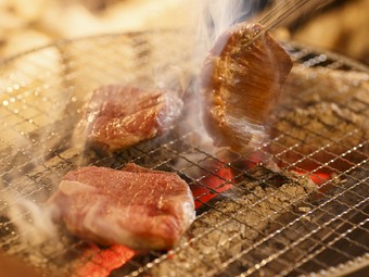 炭火で焼く『県産牛タン焼』は厚切りで柔らかくジューシー