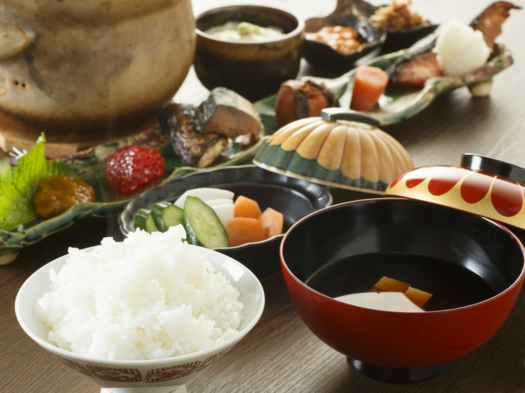 土鍋で炊き立て『雫石産あきたこまち』はこだわりのおかずと共に