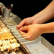 鮮度と素材にこだわり、じっくり備長炭で焼き上げた焼鳥や串焼きが堪能できるのが魅力的。また、一品ものから酒の肴まで、他のメニューもバラエティ豊かに揃います。
