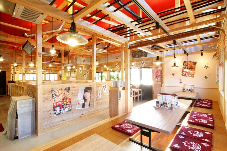 温もり溢れる店内で焼鳥をほおばりながら家族団らん　