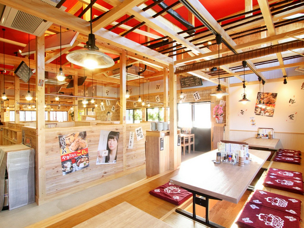 温もり溢れる店内で焼鳥をほおばりながら家族団らん　