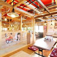 温もり溢れる店内で焼鳥をほおばりながら家族団らん　