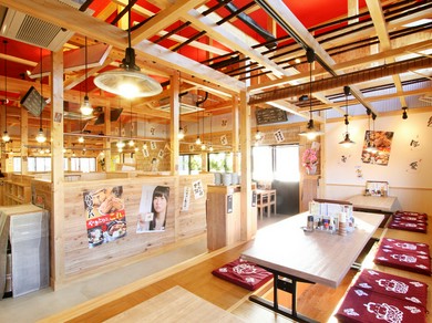 温もり溢れる店内で焼鳥をほおばりながら家族団らん　