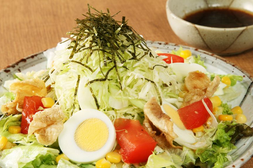 旬の野菜を彩りよく盛りつけた『扇屋サラダ』