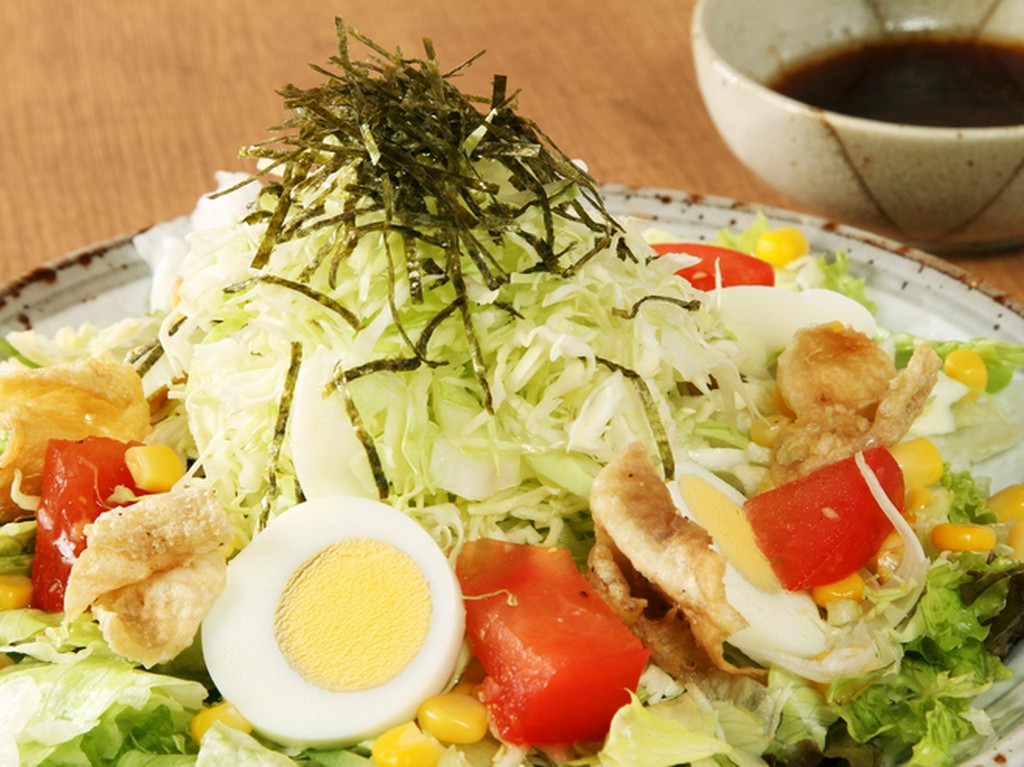 旬の野菜を彩りよく盛りつけた『扇屋サラダ』