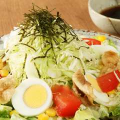 旬の野菜を彩りよく盛りつけた『扇屋サラダ』