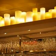 店名にある「GASTRO」は「美食」を意味。大衆的なビストロよりワンランク上のサービスが期待できそう。店内には1000本ものロウソクが灯り、「古代の光」のゆらぎにリラックスした空間を演出しています。