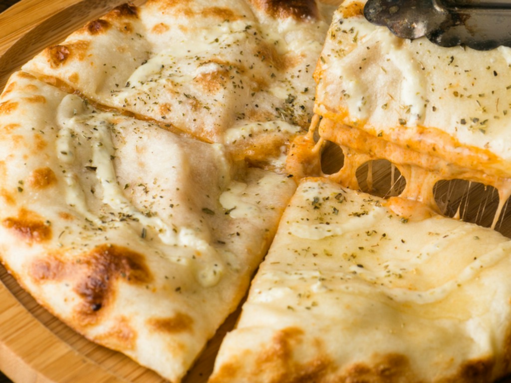 オリジナルインド風ピッツァ『チーズとトマトのナン』