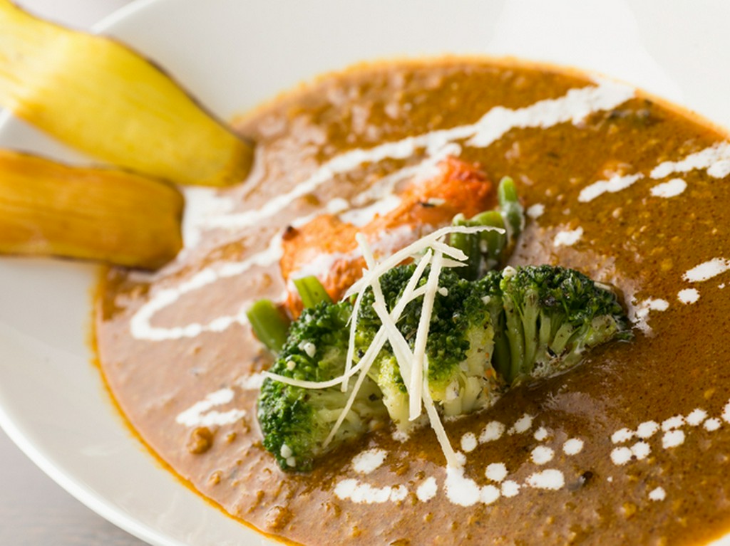 具材がたっぷり入った深みのある味わいの『ミックスキーマカレー』