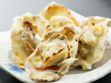 ぷりぷりの食感と磯の香りが広がる『カキのチーズ焼き』